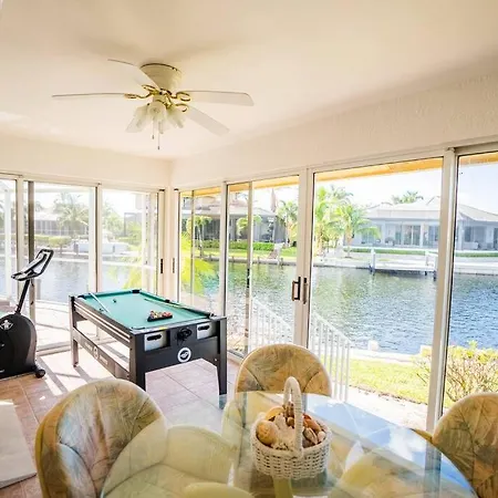 Waterfront Home With Heated Pool/Jacuzzi And Only 1Mile To Beach